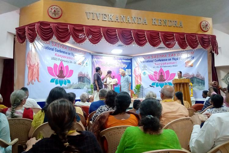 Certificate & Memento to Participants by Dr. Subramaniam, Mananeeya Hanumantarao ji and Dr. Padmanabhan