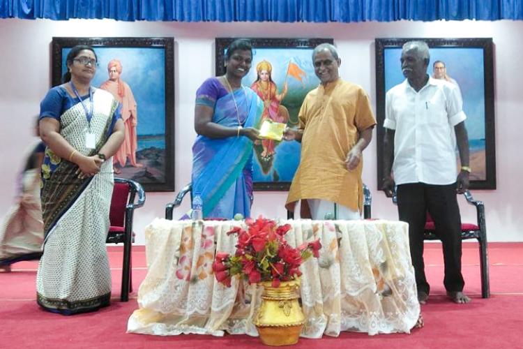 Mananeeya Hanumantaraoji presenting memento to the honorable Chief Guest