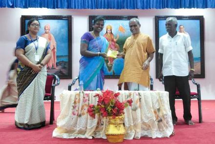 Mananeeya Hanumantaraoji presenting memento to the honorable Chief Guest