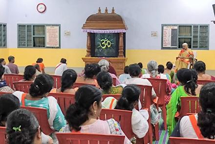 Mananeeya Rekha Davey Didi addressing Spiritual Retreat participants