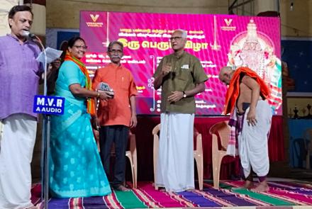 Smt Thangalakshmi Akka receiving Momento on behalf of Kendra